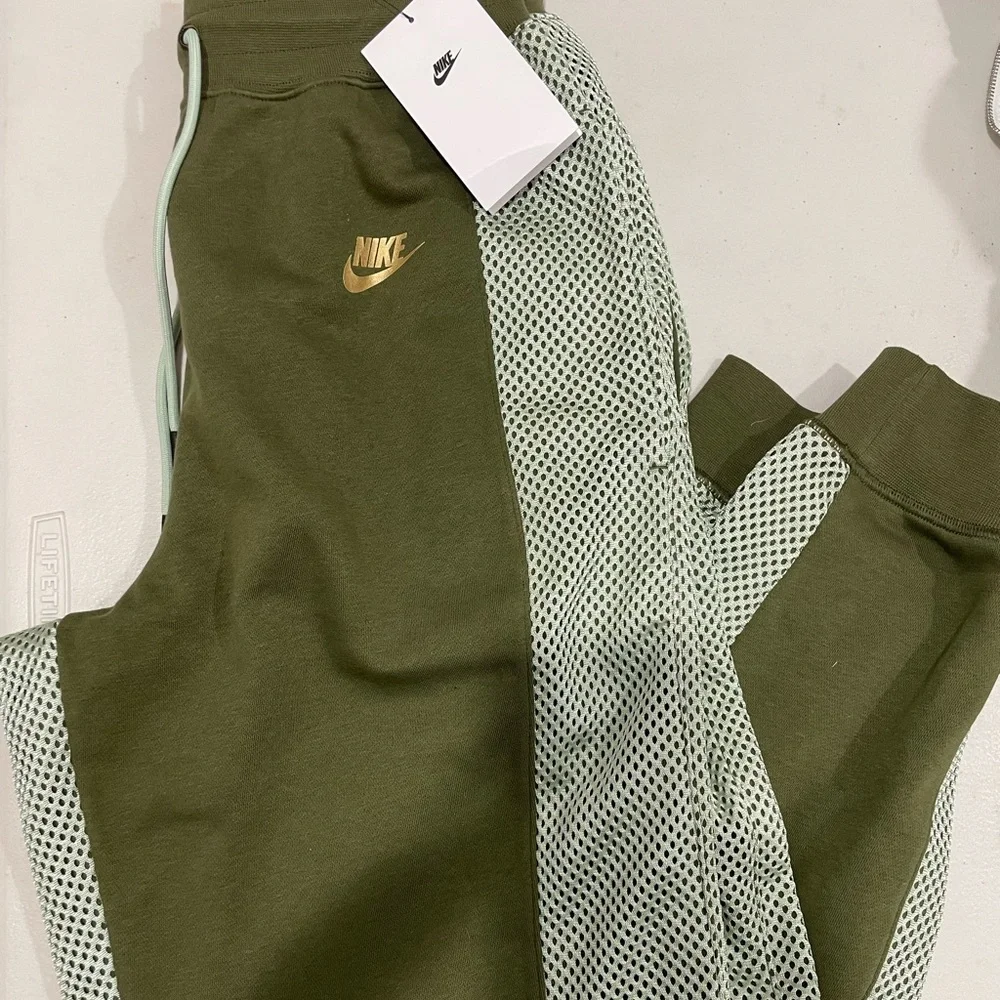 Nike sweatpants - Picture 1 of 3